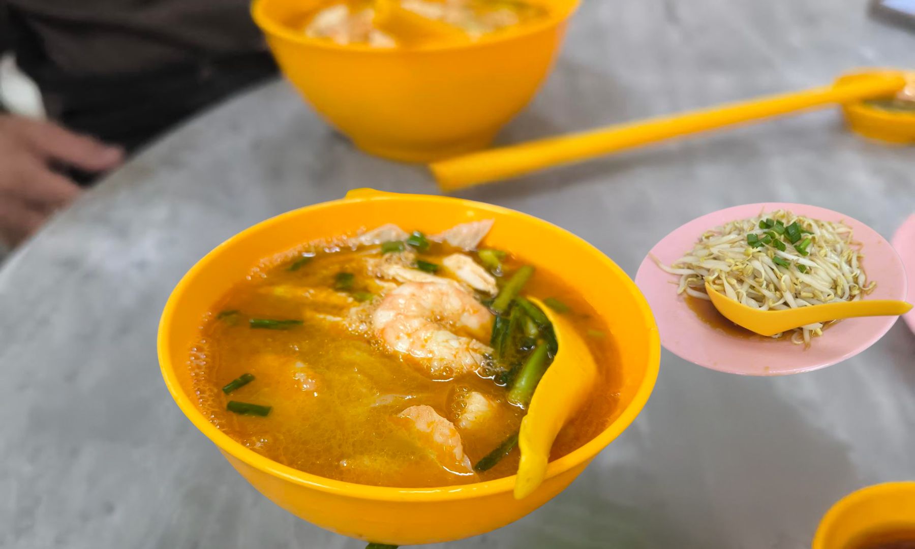 旧市街地（オールドタウン）のローカルレストランにてご昼食
